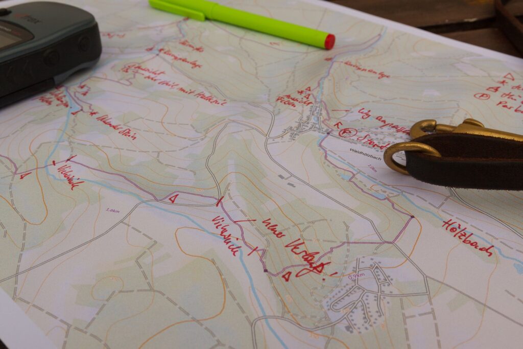 Kartierung Wanderkarte Felsenweg - Arrangement mit GPS, Stift und Hundeleine